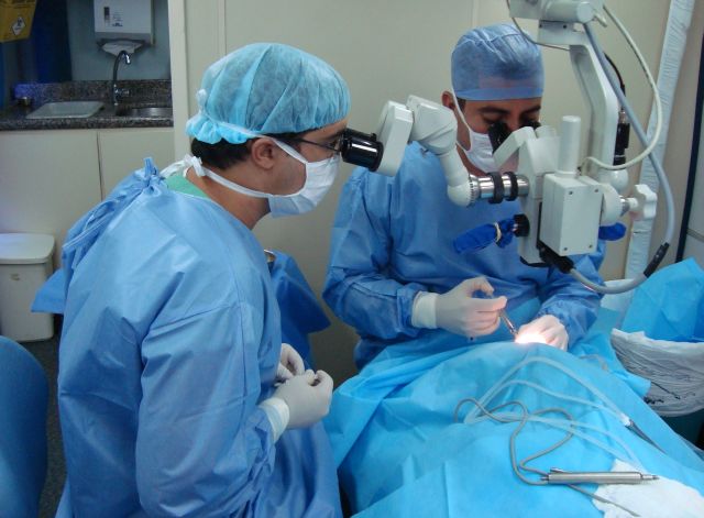 Cirurgiões em procedimento para retirada de catarata. Instrumentos devem estar extremamente limpos para evitar a TASS