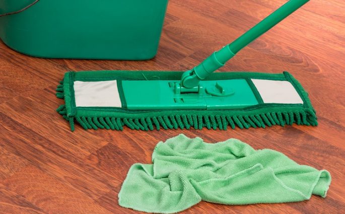 MOP verde fazendo a limpeza do chão.jpg