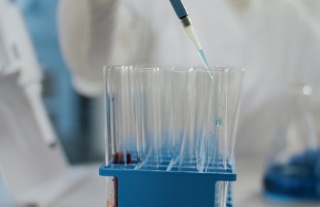 Uso de escovas técnicas em laboratórios integra protocolos de higienização